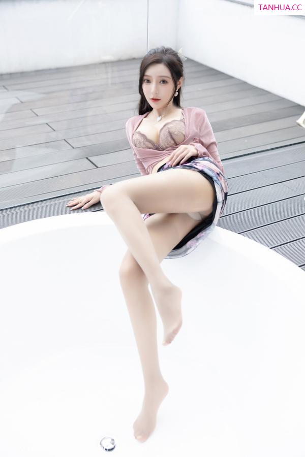 王馨瑶  [XiuRen]高清写真图 2022.12.12 No.5985 王馨瑶yanni 美腿长裙第25张图片